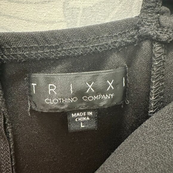 Large Short Black Dress with Exaggerated Décolletage - Picture 10 of 10